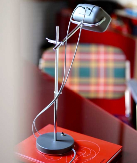 Lampe de table MOB grise LUMINAIRES swabdesign